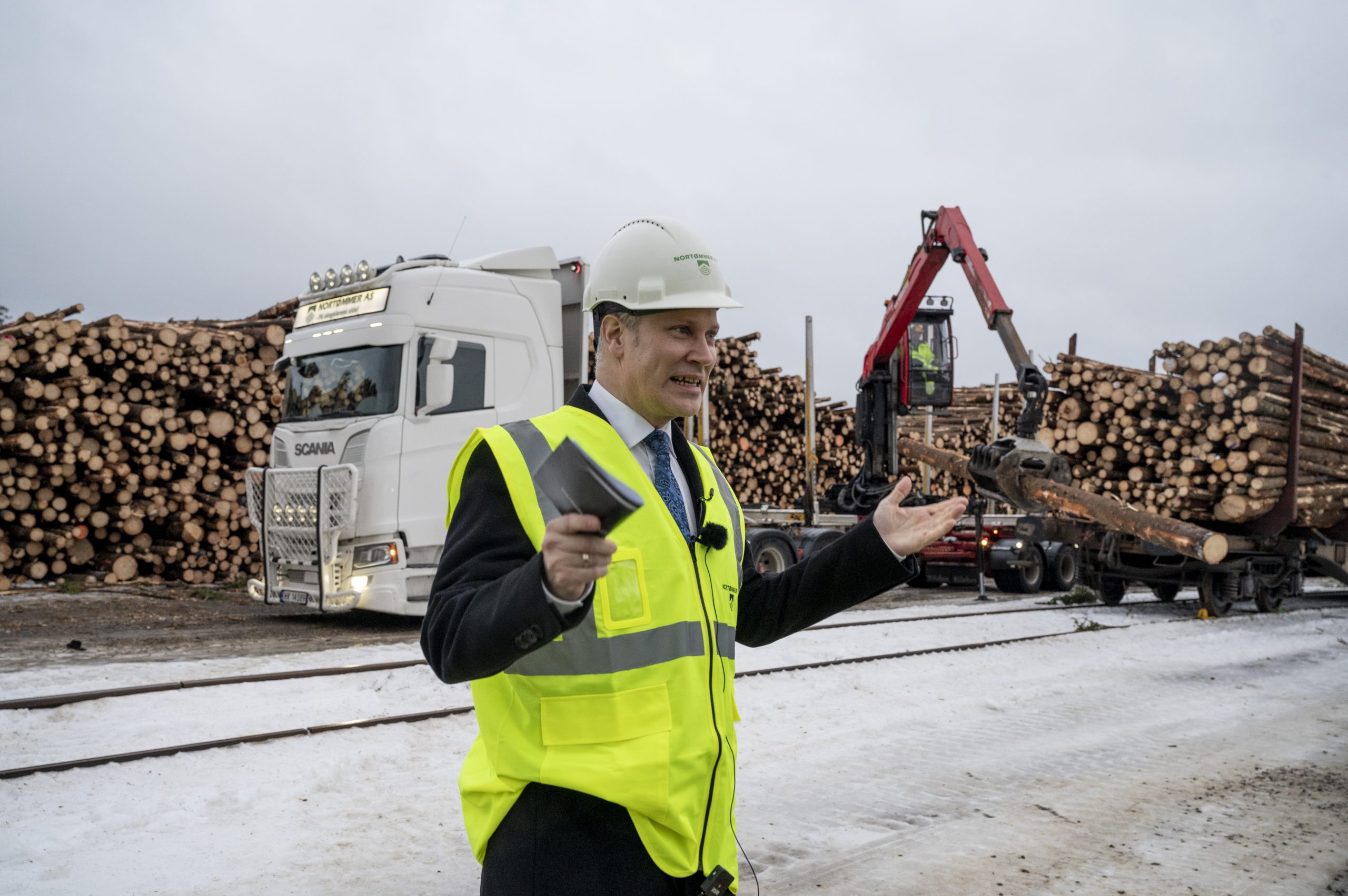 Foto ← SAMFERDSELSMINISTER Jon-Ivar Nygård