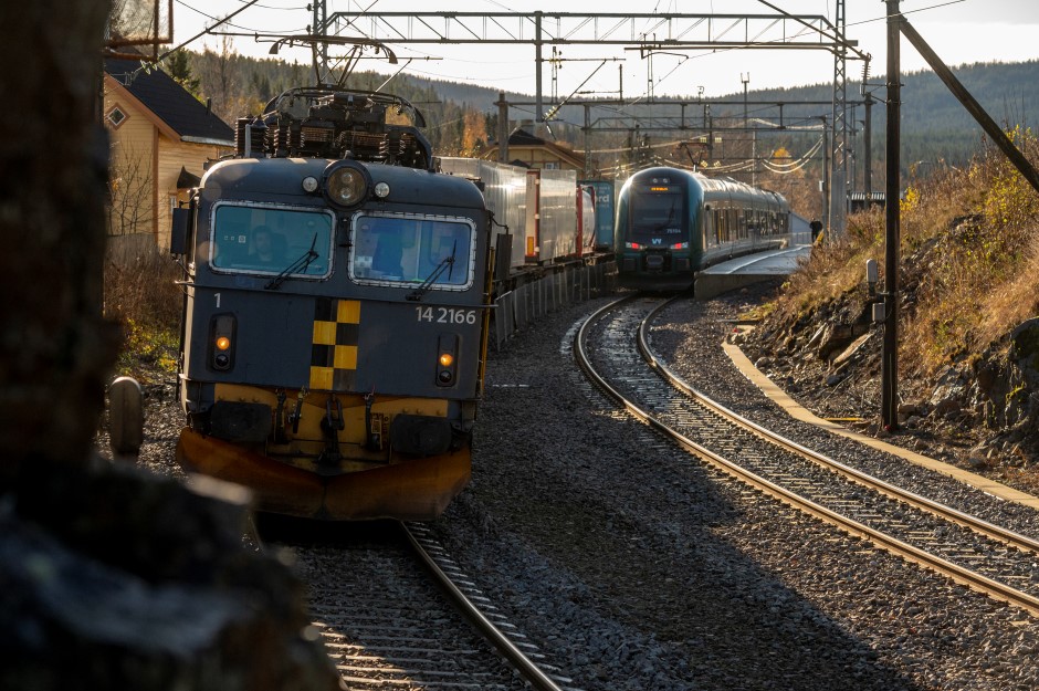 Gjøvikbanen og tog fra Cargonet og Vy